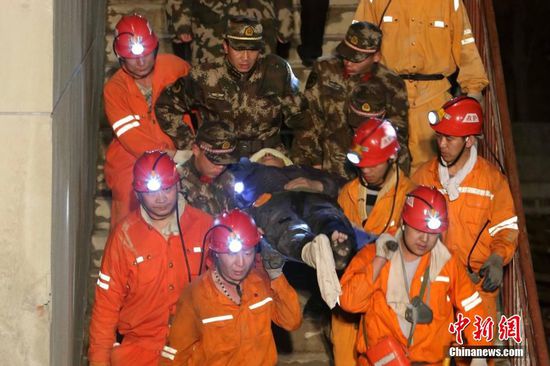 12月25日7时56分，山东省临沂市平邑县保太镇玉荣商贸有限公司石膏矿因临近的废弃石膏矿采空区坍塌引发坍塌。当时，该矿区井下作业人员29人。截至26日7时，事故中已有11名被困人员获救，仍有18人被困井下。中新社记者