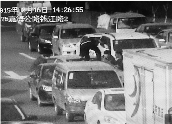 为抓获偷遍江浙沪女贼 民警一跃跳上对方车头 为抓获偷遍江浙沪女贼 民警一跃跳上对方车头