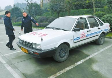 父让9岁儿开教练车 驾照被吊销2年内不得申领2 父让9岁儿开教练车 驾照被吊销2年内不得申领2