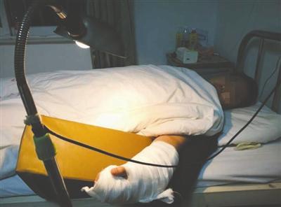 成都外卖小伙大学门口割腕自残 与保安发生纠纷 成都外卖小伙大学门口割腕自残 与保安发生纠纷