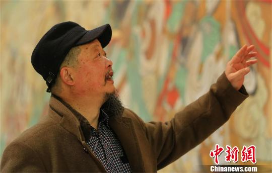 刘庸之在向人介绍自己的壁画 涂玉国 摄 刘庸之在向人介绍自己的壁画 涂玉国 摄