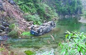 司机打瞌睡车滚下百米山崖 系安全带捡一命 司机打瞌睡车滚下百米山崖 系安全带捡一命