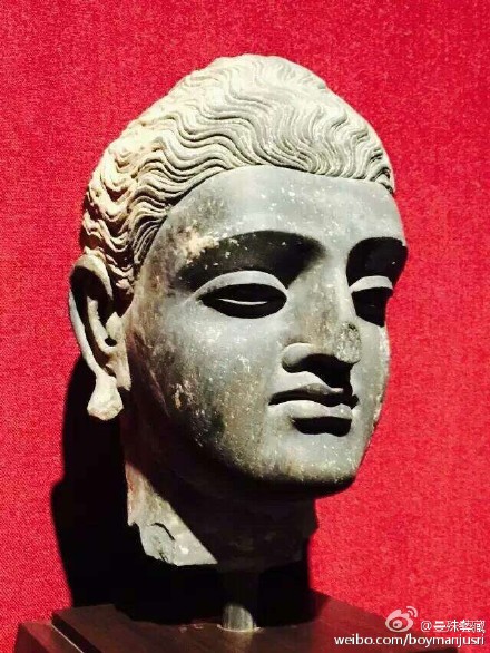 第三件大头被质疑为：整个前半部的头是新刻。仔细看可以看出发髻处明显断纹拼接痕迹。