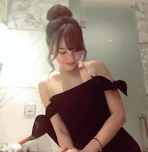 金莎晒低胸美照小露香肩温婉可人。