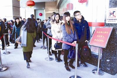 晚婚假取消年底新人领证增三成 登记处新人排队 晚婚假取消年底新人领证增三成 登记处新人排队