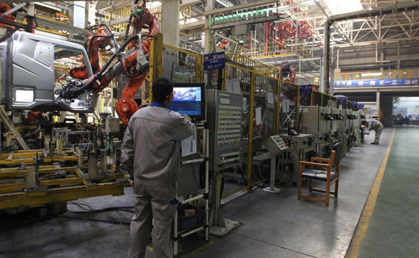 冲床女工及腰长麻花辫被卷入滚筒 冲床女工及腰长麻花辫被卷入滚筒