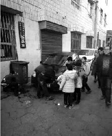 陕西3小学生冬天给老师洗车 教育局:学生自愿 陕西3小学生冬天给老师洗车 教育局:学生自愿