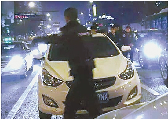 网传杭州街头枪战 司机路怒掏“枪”惊动警方1 网传杭州街头枪战 司机路怒掏“枪”惊动警方1