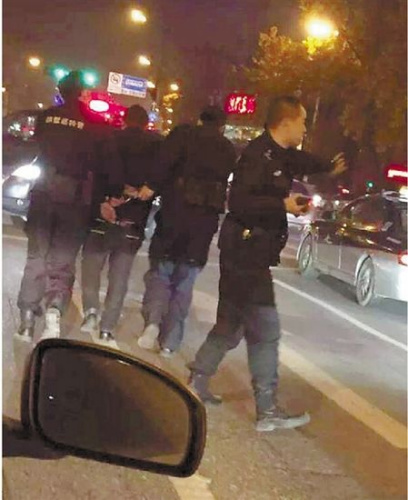 网传杭州街头枪战 司机路怒掏“枪”惊动警方3 网传杭州街头枪战 司机路怒掏“枪”惊动警方3