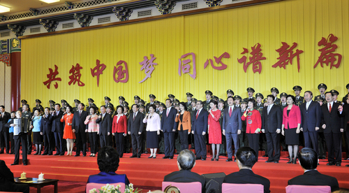 全国政协副主席、政协常委、委员合唱《我们走在大路上》1