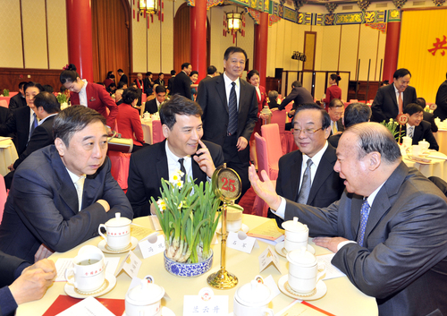 冯巩、叶小刚、石军、卢志强在一起亲切交谈