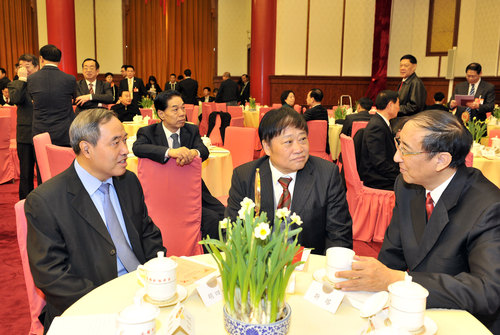 胡四一、段敦厚、斯塔在一起亲切交谈