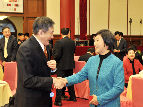 吴江、杨承志相见在新年茶话会上