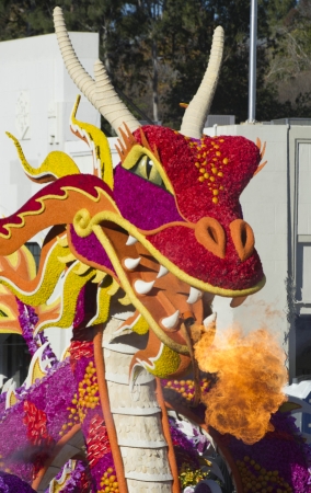 中国龙花车在行进中喷出火焰。