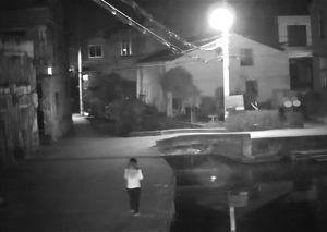 女子玩手机坠亡 监控记录下全过程河水较浅但淤泥很深
