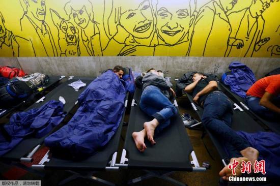 9月13日，在奥地利萨尔茨堡火车站，难民在一处地下停车场休息。当日，奥地利铁路公司宣布，应德国方面要求，由奥地利开往德国的全部列车自当地时间17时开始停运12小时。