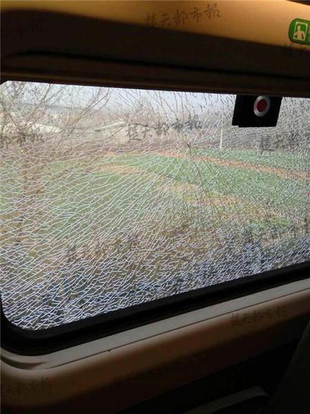 襄阳四“熊孩子”放碎石逼停两列动车 车玻璃破裂1 襄阳四“熊孩子”放碎石逼停两列动车 车玻璃破裂1