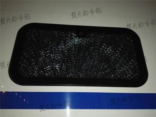 襄阳四“熊孩子”放碎石逼停两列动车 车玻璃破裂2 襄阳四“熊孩子”放碎石逼停两列动车 车玻璃破裂2