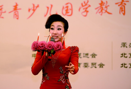 艺人王曼芝表演含灯大鼓《春之韵》