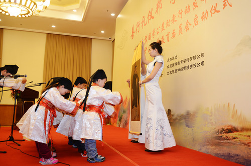 少儿国学的学生祭拜孔子像 少儿国学的学生祭拜孔子像