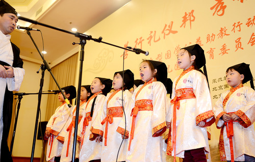 少儿国学的学生们在老师的带领下吟诵《声律启蒙》 少儿国学的学生们在老师的带领下吟诵《声律启蒙》