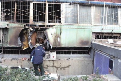 北京朝阳一住户阳台突起火 字画被水淋老人心疼 北京朝阳一住户阳台突起火 字画被水淋老人心疼