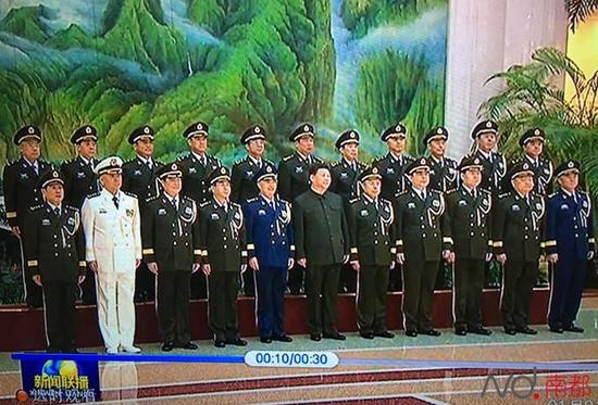 习近平和中央军委委员与陆军领导班子成员合影留念，其中第二排为陆军领导班子成员。央视画面截图 