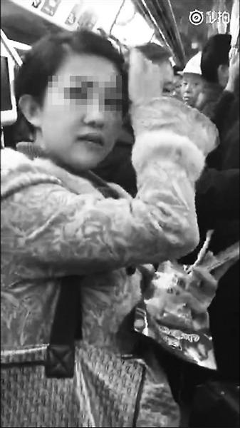 “地铁凤爪门”女主角拒认错 自称没影响公共环境 “地铁凤爪门”女主角拒认错 自称没影响公共环境