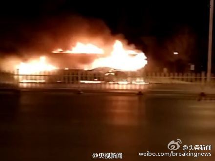 银川公交车行进中突发火灾 14死32伤5