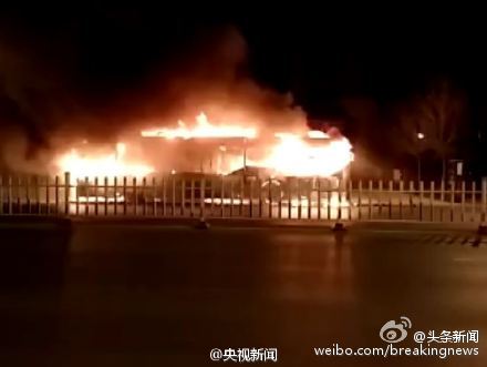 银川公交车行进中突发火灾 14死32伤6