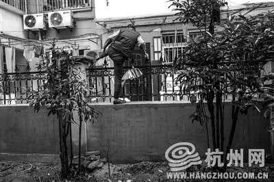 防盗门少装一门把手 60岁大妈每天爬墙进出 防盗门少装一门把手 60岁大妈每天爬墙进出