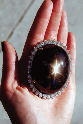 斯里兰卡的宝石产业是其重要出口支柱之一，每年至少为斯里兰卡贡献近1.03亿美元。而“亚当之星”的价值几乎等于斯里兰卡一年的宝石收益。图为733克拉的昆士兰黑星。