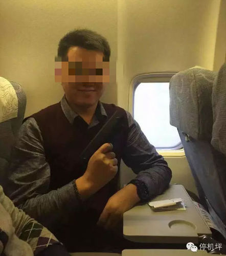 乘客在飞机上持枪摆造型 乘客在飞机上持枪摆造型