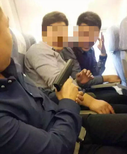 乘客在飞机上持枪摆造型1 乘客在飞机上持枪摆造型1