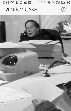 江苏一公务员工作时间当众睡觉 同事:工作量太大1 江苏一公务员工作时间当众睡觉 同事:工作量太大1