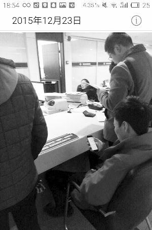 江苏一公务员工作时间当众睡觉 同事:工作量太大3 江苏一公务员工作时间当众睡觉 同事:工作量太大3