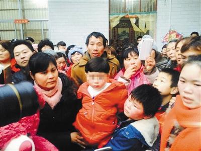 安徽太和当街被抢5岁女童回家 嫌犯56小时落网(图)2 安徽太和当街被抢5岁女童回家 嫌犯56小时落网(图)2