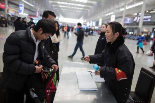 1月10日起乘火车不能带菜刀餐刀 打火机最多2个 1月10日起乘火车不能带菜刀餐刀 打火机最多2个