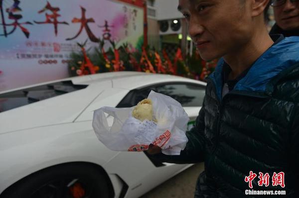 成都老板用兰博基尼送包子 证明不赚黑心钱4