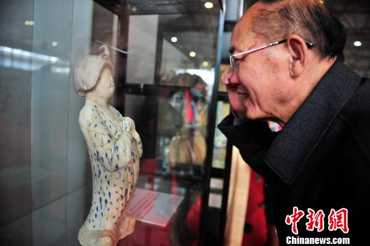 图为民众参观“唐青花胖妞”?！×跞窖?摄