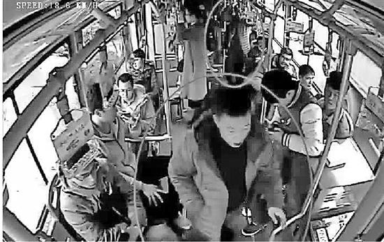 男子公交车上抓小偷被捅伤:还好肚子脂肪比较多 男子公交车上抓小偷被捅伤:还好肚子脂肪比较多