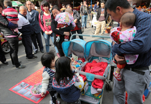 福建一夫妻生四胞胎 无力抚养上街乞讨 福建一夫妻生四胞胎 无力抚养上街乞讨