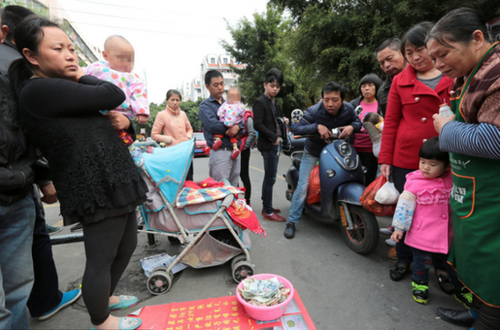 福建一夫妻生四胞胎 无力抚养上街乞讨1 福建一夫妻生四胞胎 无力抚养上街乞讨1
