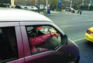 男子拍照喝止他人乱扔瓜子壳 被追赶拽下公交1 男子拍照喝止他人乱扔瓜子壳 被追赶拽下公交1