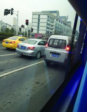 男子拍照喝止他人乱扔瓜子壳 被追赶拽下公交2 男子拍照喝止他人乱扔瓜子壳 被追赶拽下公交2