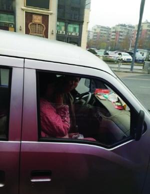 男子拍照喝止他人乱扔瓜子壳 被追赶拽下公交3 男子拍照喝止他人乱扔瓜子壳 被追赶拽下公交3