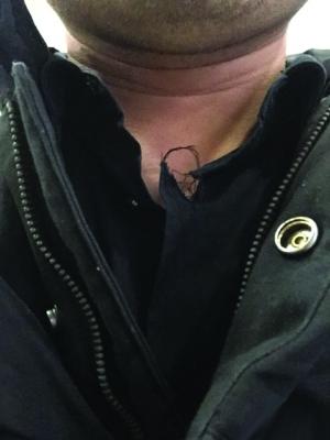 男子拍照喝止他人乱扔瓜子壳 被追赶拽下公交4 男子拍照喝止他人乱扔瓜子壳 被追赶拽下公交4