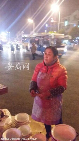 女子3次用假钞在同地摊购物 遭30多人围堵 女子3次用假钞在同地摊购物 遭30多人围堵