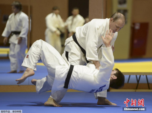 普京视察俄柔道国家队 与女队员过招被撂倒 普京视察俄柔道国家队 与女队员过招被撂倒