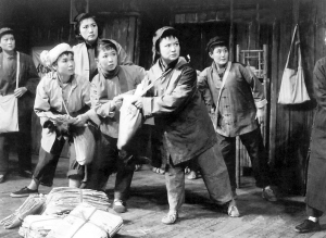 方掬芬(右二)饰演《报童》中的蛐蛐 方掬芬(右二)饰演《报童》中的蛐蛐